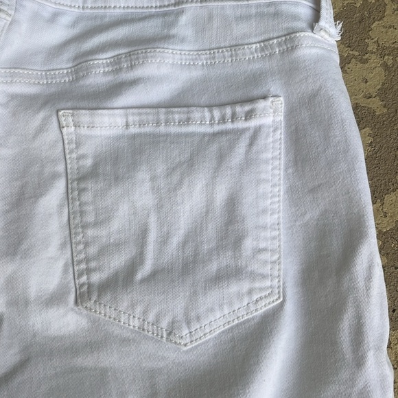 EUC NYDJ white denim Marilyn Straight capris - Picture 12 of 15